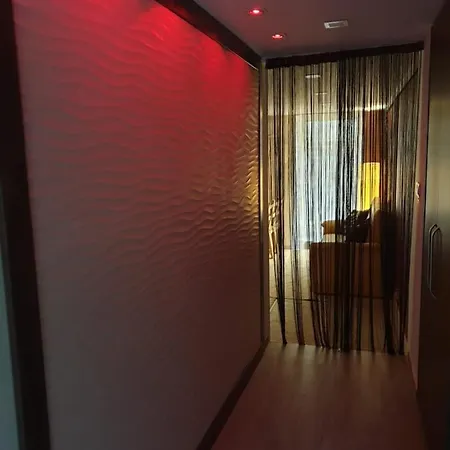 Private Interior Terrace Near New York Cafe Apartment *